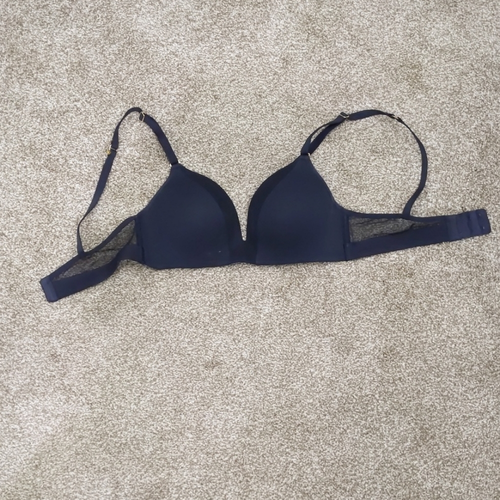 Like New LIVELY the all day deep V no wire bra